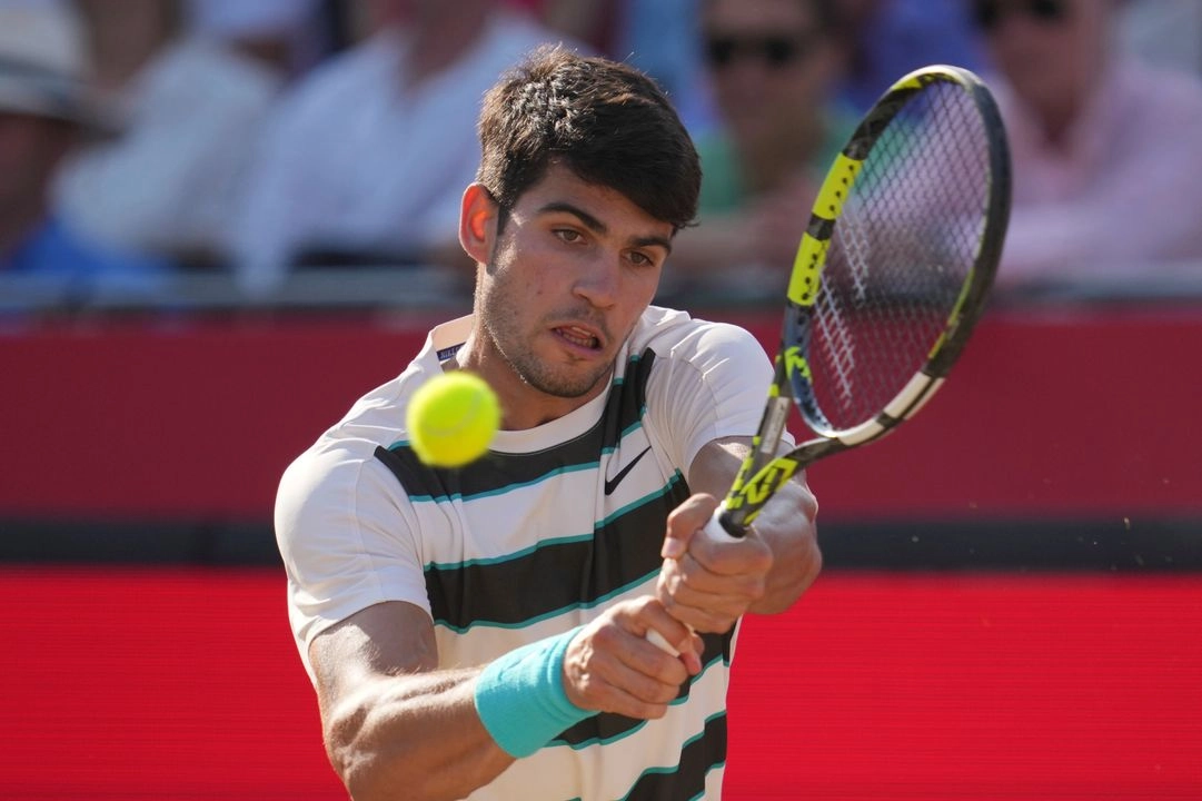 El español Carlos Alcaraz eliminó al francés Arthur Rinderknech por 7-5, 6-4 y se clasificó a semifinales del torneo de Queen's, el 20 de junio de 2025. Foto 