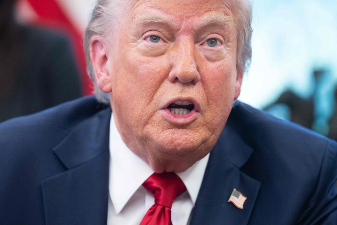 El presidente de Estados Unidos, Donald Trump, habla con los medios después de firmar órdenes ejecutivas relacionadas con las instituciones de educación superior en la Oficina Oval de la Casa Blanca en Washington, D.C., el 23 de abril de 2025. Foto