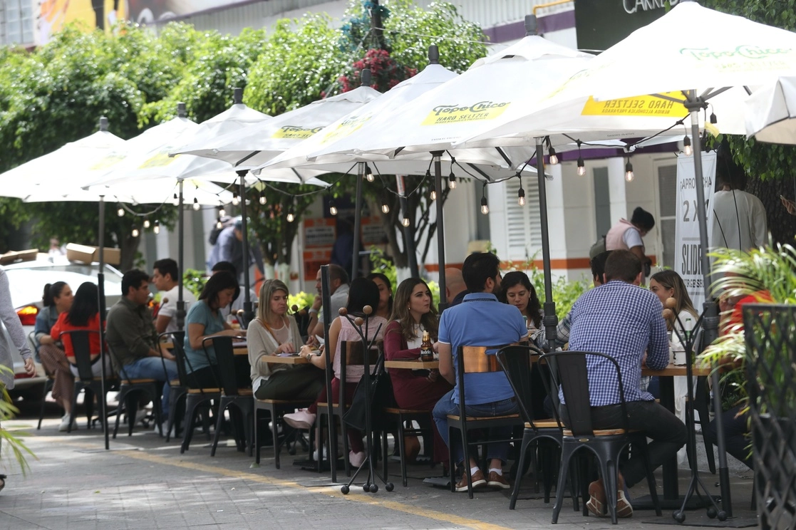 Para la reactivación económica muchos restaurantes han utilizado parte de las banquetas para ofrecer sus servicios. Foto Yazmín Ortega Cortés