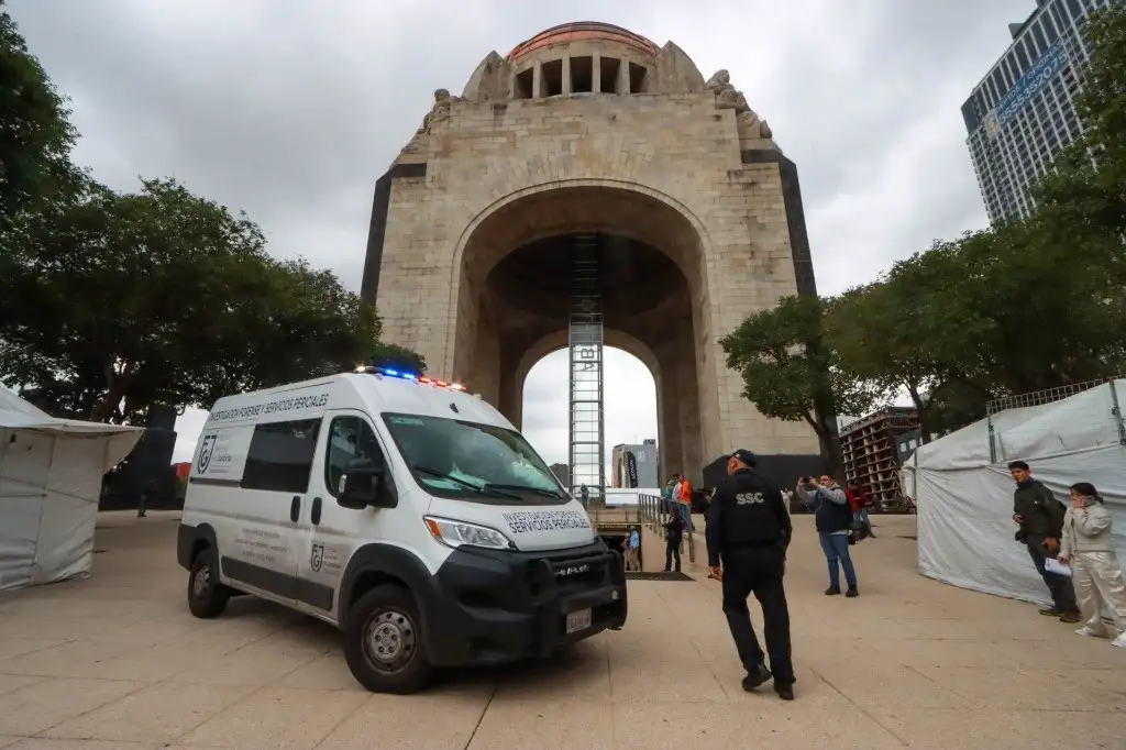Un trabajador falleció al caer cuando limpiaba los vidrios del elevador del Monumento a la Revolución, en la Ciudad de México, el 10 de julio de 2024. Peritos de la FGJCDM levantaron el cuerpo e iniciaron las investigaciones para el deslinde de responsabilidades. Foto Cuartoscuro