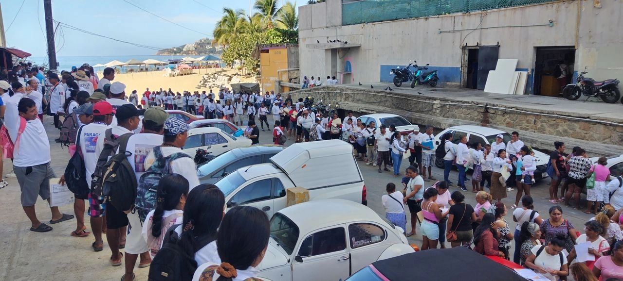 Más de un millar de comerciantes ambulantes permanecen formados desde las 7 de la mañana a fin de registrarse en el censo de vendedores de playas de Acapulco. Foto 