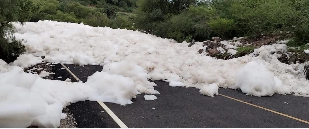 Julio Agustín Cruz Tovar, alcalde de Alfajayucan, informó que bomberos y elementos de protección civil, con el apoyo de vecinos del poblado de La Cañada, dieron comienzo a las labores para dispersar la espuma. 