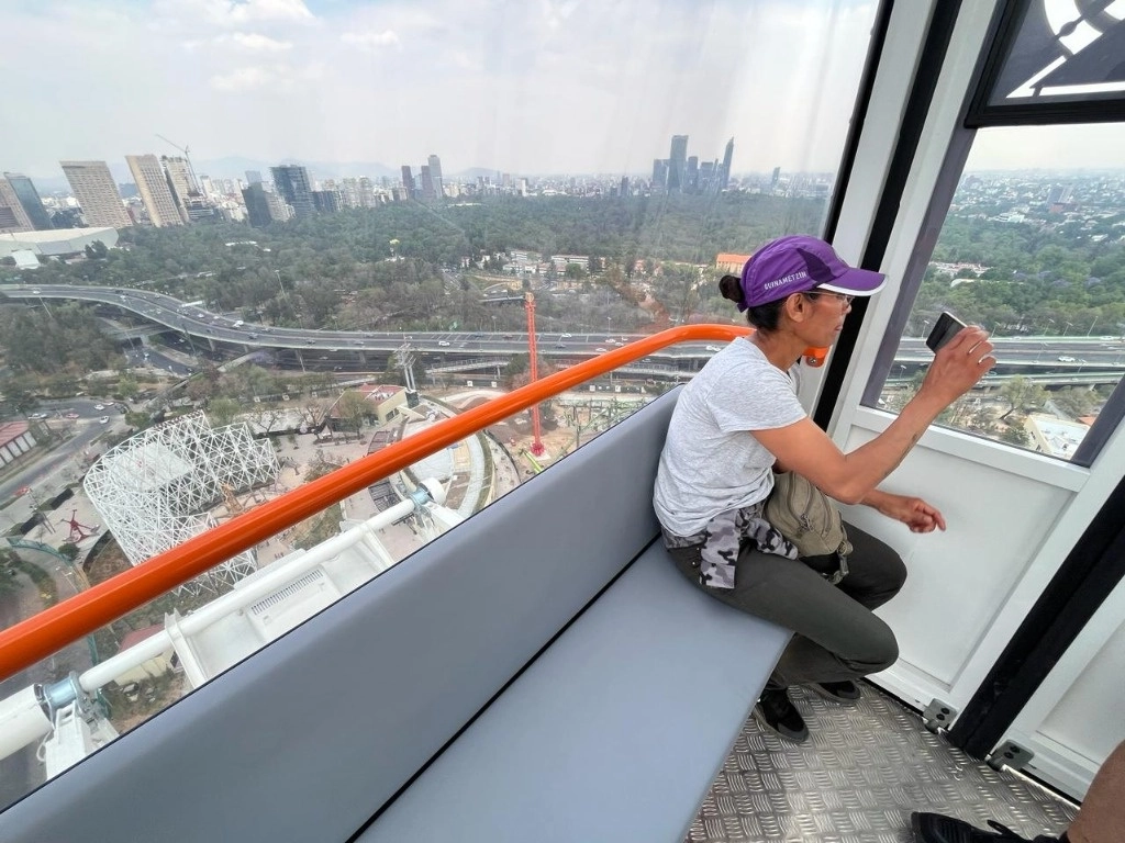 Visitantes toman fotos de la CDMX desde la rueda de la fortuna del nuevo Parque Urbano Aztlán. Foto José Antonio López