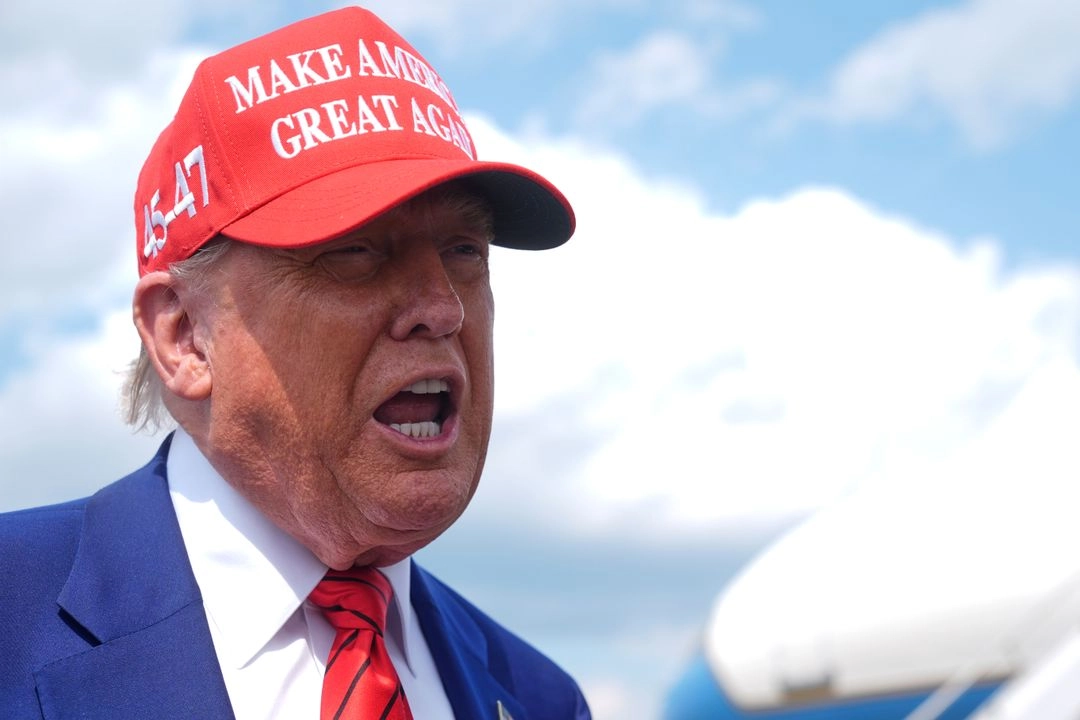 El presidente Donald Trump habla con periodistas a su llegada al Aeropuerto Municipal de Morristown, Nueva Jersey, el 20 de junio de 2025. Foto 