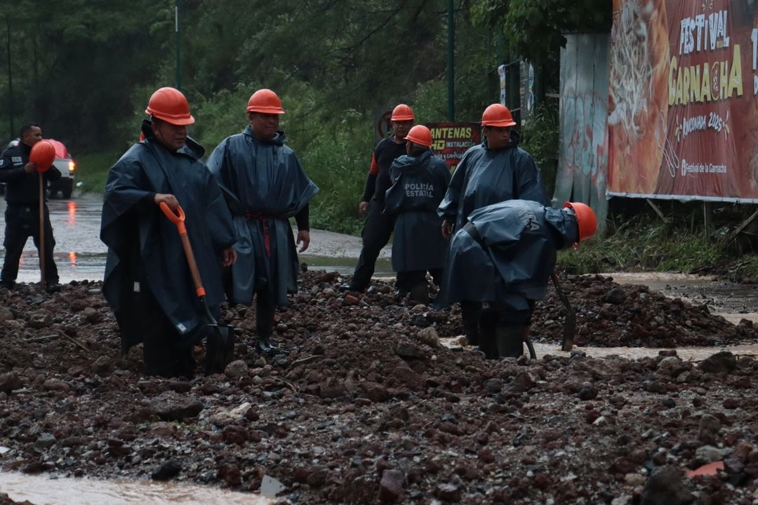 Hombres trabajan para retirar escombros provocados por el paso del huracán 'Erick' en Veracruz. Foto