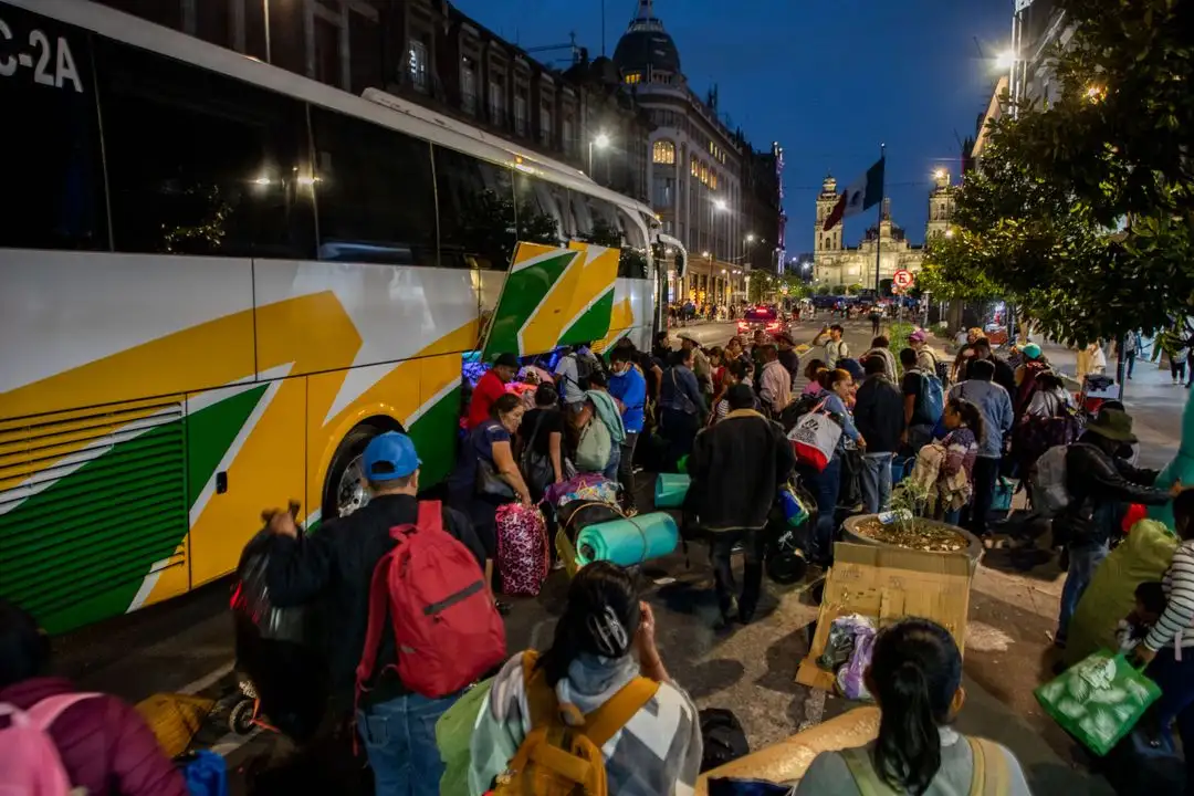 Docentes de la CNTE retiran su plantón del Zócalo capitalino. Foto