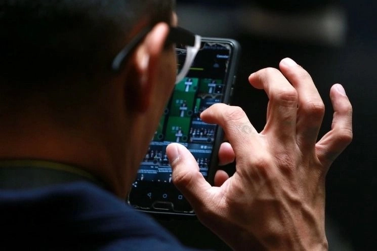 Fitch destacó que en el segmento de telefonía móvil, la transición hacia los servicios de pospago ofrece protección en un mercado aún dominado por el prepago, el cual es más sensible a los ciclos económicos. 