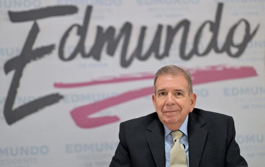 El candidato presidencial de la oposición venezolana por el partido Plataforma Unitaria Democrática, Edmundo González Urrutia, durante un evento con mujeres en Caracas, el 11 de junio de 2024. Foto Afp