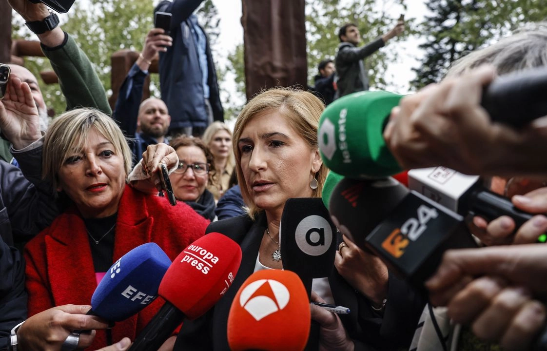La exconsejera de Interior del gobierno valenciano Salomé Pradas ofrece declaraciones a los medios a su llegada a declarar ante la Ciudad de la Justicia de Valencia,  el 11 de abril de 2025. 