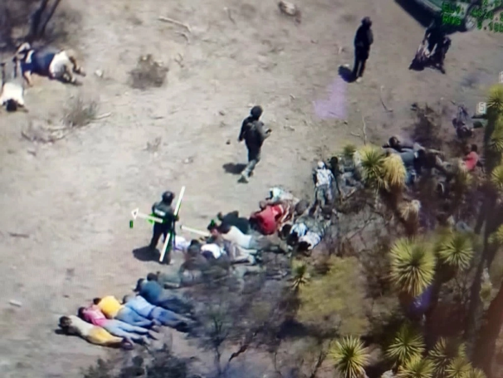 La búsqueda de 23 "turistas" que partieron de Guanajuato en dos camionetas de la empresa Grupo Eifel, y fueron secuestrados en San Luis Potosí en su trayecto a Saltillo, Coahuila, culminó con el hallazgo de 35 migrantes, informó la Secretaría de Seguridad y Protección Ciudadana federal. Foto de la SSP de Guanajuato